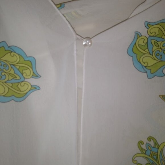 Zoey & Beth: Floral design print scarf with single button closure. - Picture 3 of 3